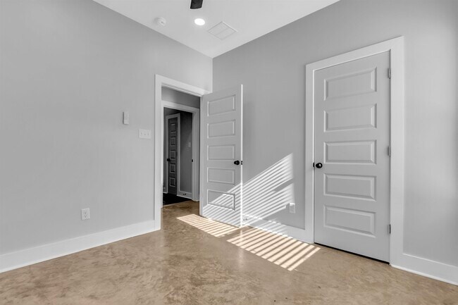 Building Photo - 2132 Lyon Ave
