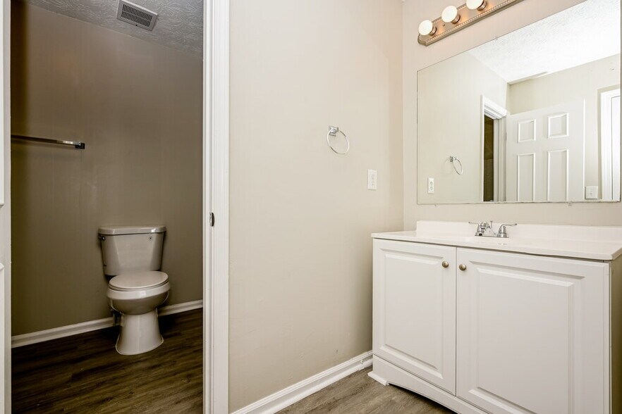 Building Photo - 976 Park Gate Pl