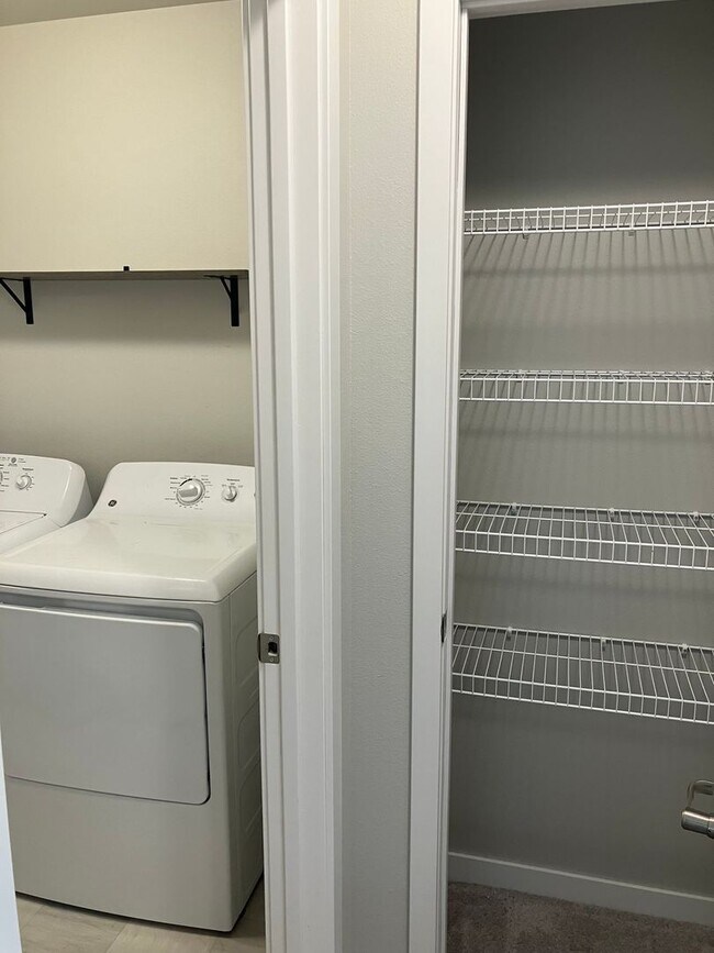 Building Photo - 3 Bed 3 Bath Twin Home