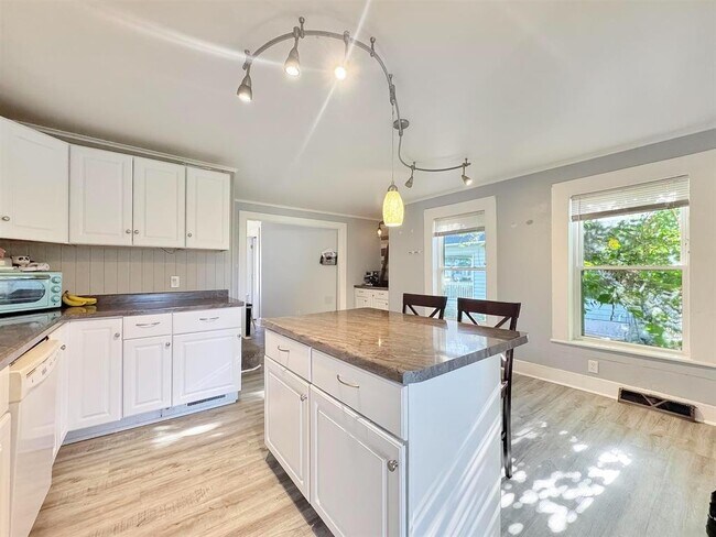 Building Photo - 1612 Mary St