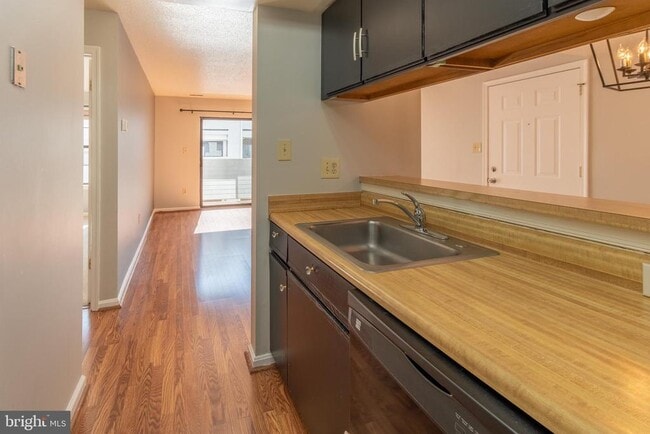 Building Photo - 1625 Carriage House Terrace