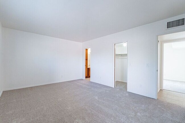 Building Photo - Pending/ Rented - Move-In Ready 2-Bed Tucs...