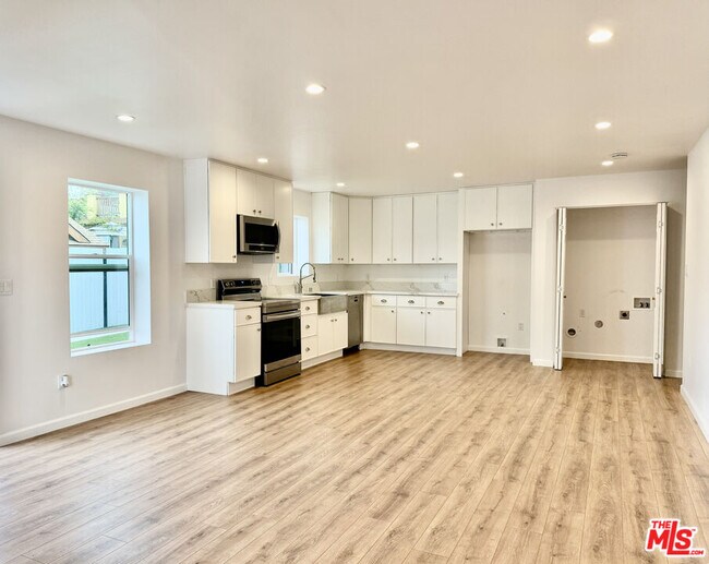 Building Photo - 384 Hargrave St