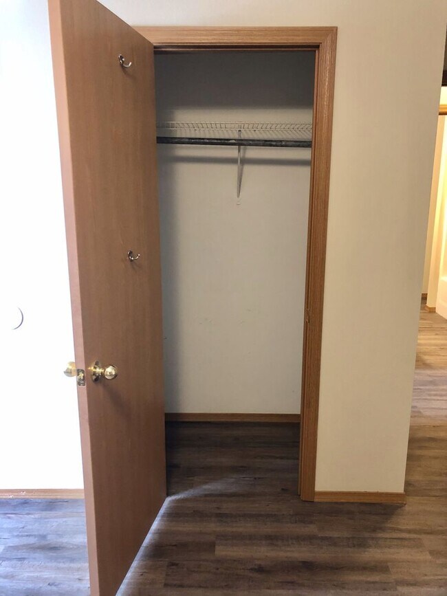 Building Photo - Updated 2 bedroom - 2 bath Duplex in Clever