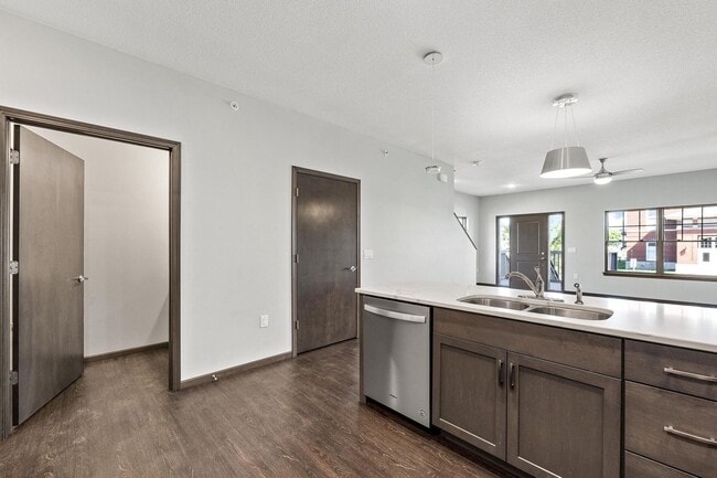Building Photo - End Unit Townhome Just Blocks Away From Do...