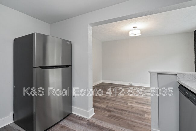 Building Photo - 2242 Manor Ave