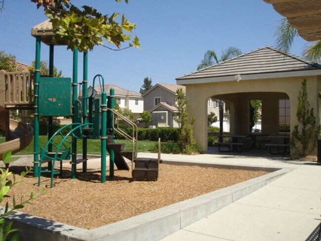 Building Photo - 3-Bedroom Townhome with Community Pool & S...