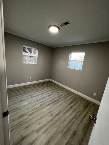 Building Photo - 1477 E Lindberg St