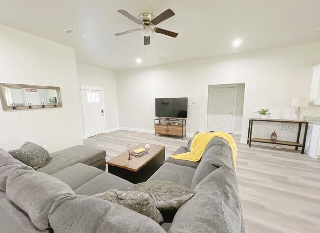 Building Photo - Open floor plan/Paved street/Quiet neighborhood