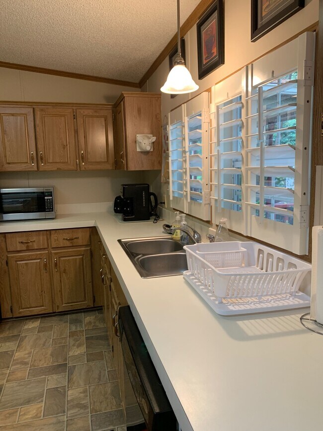 Building Photo - Furnished spacious 3/2.5 home. Corporate a...