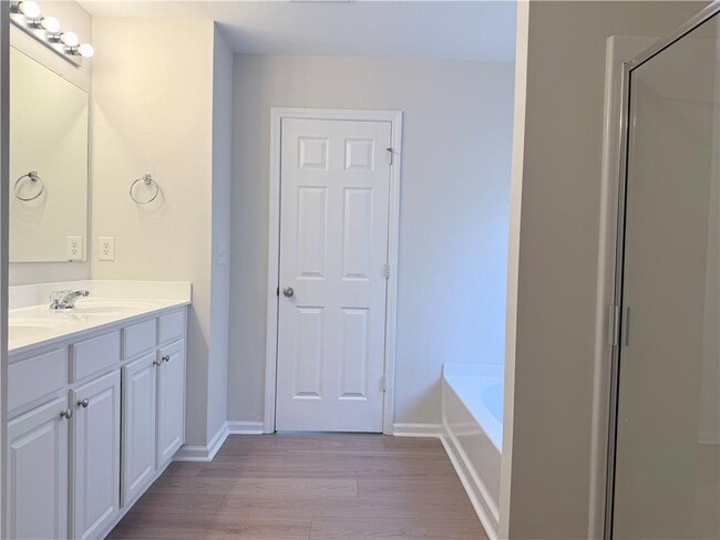 Building Photo - 3080 Centerglen Ln