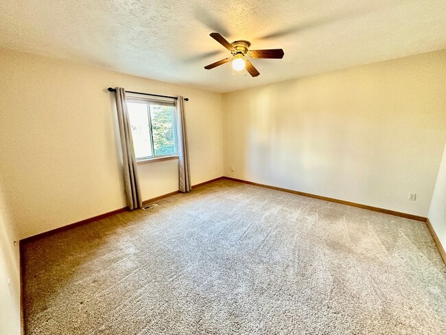Building Photo - MOVE IN SPECIAL!