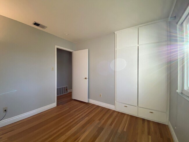 Building Photo - Beautiful 3 BDRM, 2 BATH Home w/ American ...