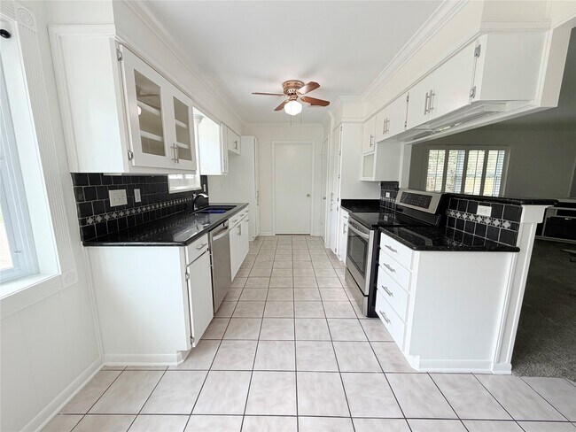 Building Photo - 22176 Heatherwood Dr