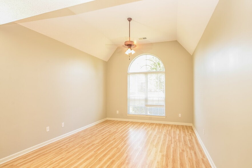 Building Photo - 2865 Pinnacle Dr