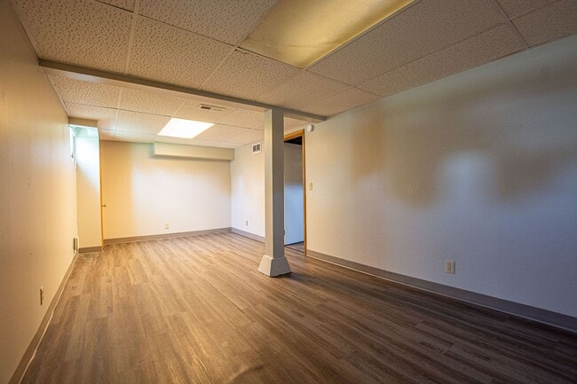 Building Photo - 2 Bedroom / 1 Bath Duplex with Garage in Askarben!