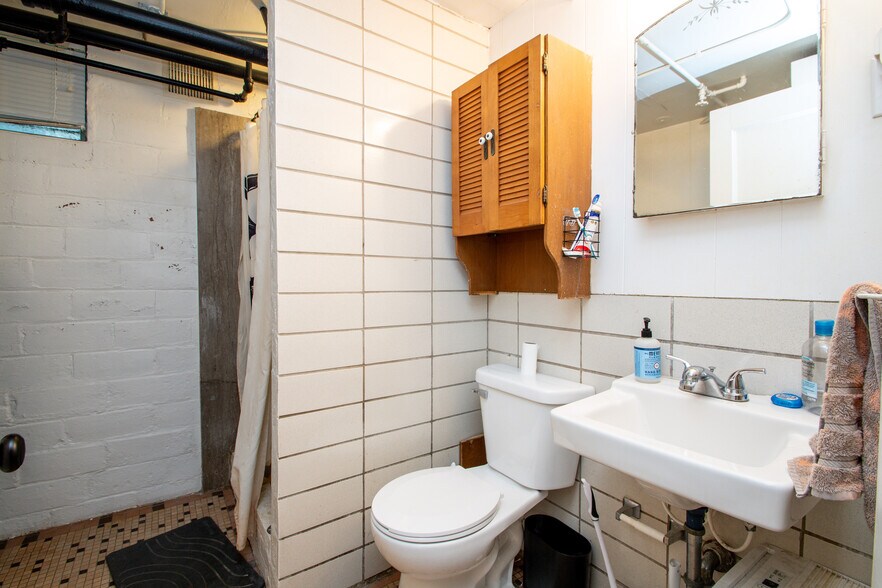 Building Photo - 1411 W Barker Ave