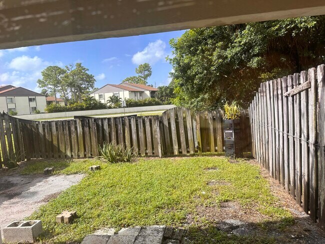 Building Photo - 700 Nottingham Cir