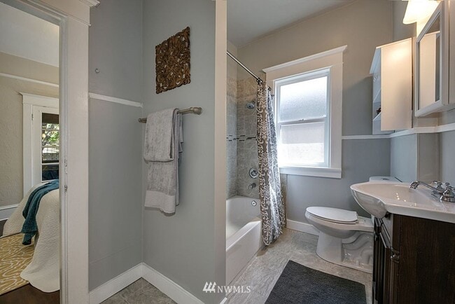 Building Photo - Spacious 5-Bedroom Home with Den & Backyar...
