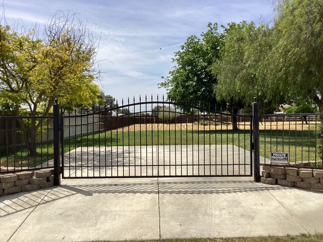 Building Photo - **NOW AVAILABLE!! COUNTRY HOME IN LOS BANOS