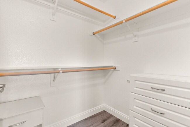 Building Photo - "Chic 3-Bed Townhouse with Granite Countertops on West Flamingo Road, Las Vegas!"