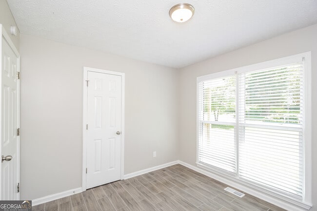 Building Photo - 333 Oak Landing Cir