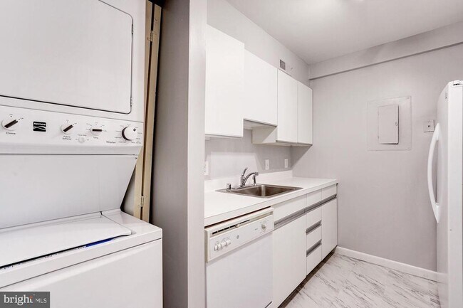 Building Photo - 1140 23rd St NW