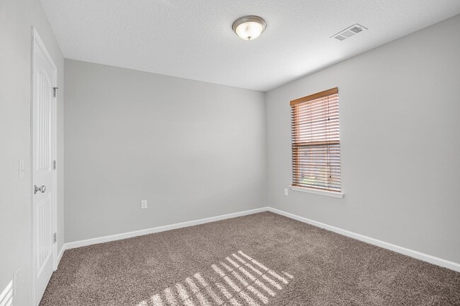 Building Photo - 5 Bedroom, 2.5 Bathroom - White Oak Subdivision - Richmond Hill