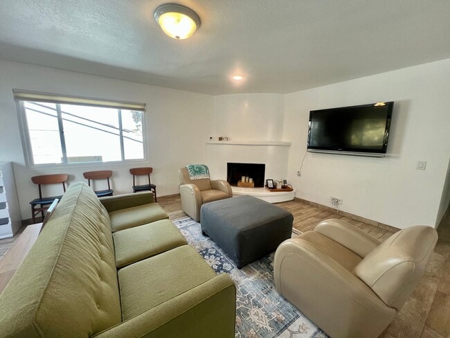 Building Photo - Furnished Single Family Home in Pacific Gr...