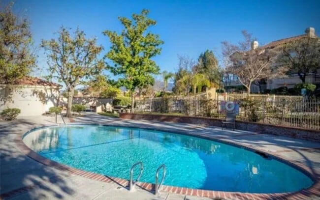 Building Photo - Spacious 3 bedroom condo