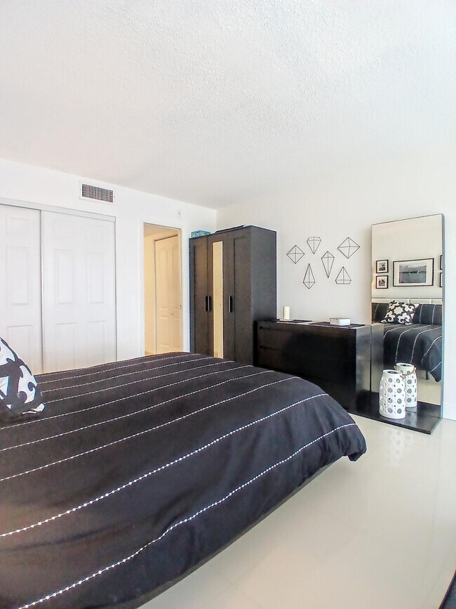 Building Photo - 1830 Embassy Dr