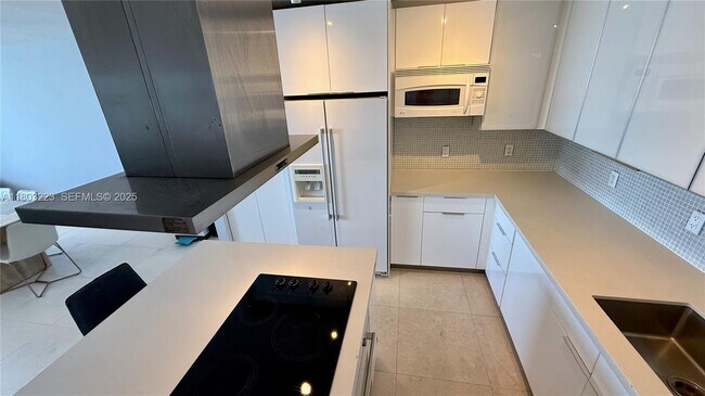 Building Photo - 900 Bay Dr