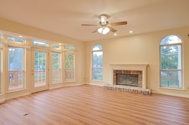 Building Photo - Spacious Parkway South Home with Walk-Out Basement & Large Backyard