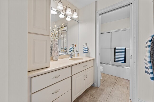 Building Photo - 12932 Sunset Bluff Ct