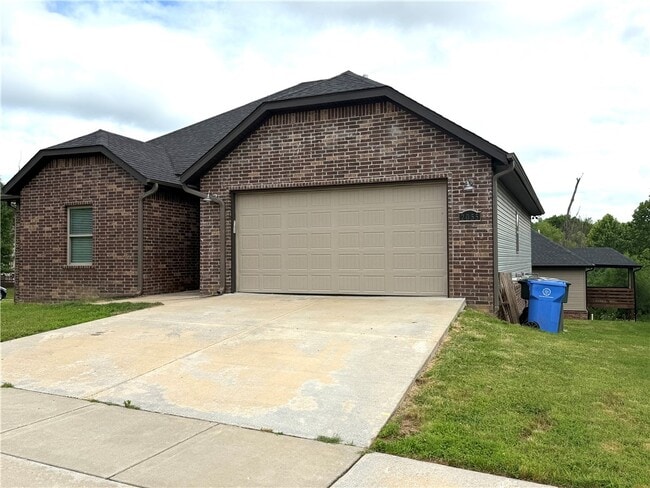 Building Photo - 2055 E Peppervine Dr