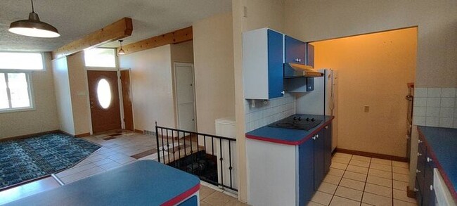 Building Photo - Awesome 3 Bedroom Holladay ground floor un...