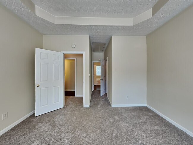 Building Photo - Charming 3 Bedroom 2.5 Bath Located in Riv...