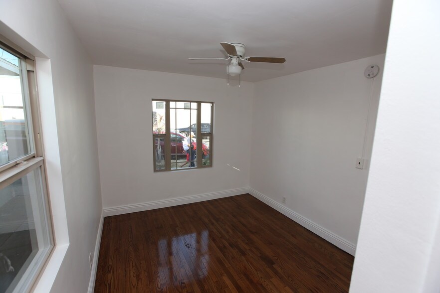 Building Photo - 734 W Beach Ave