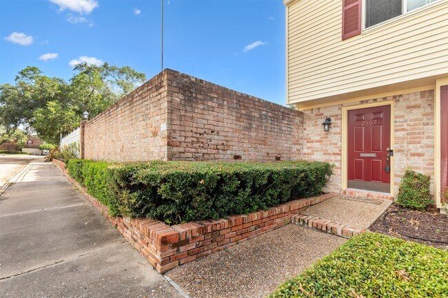 Primary Photo - 2107 Lander Ln