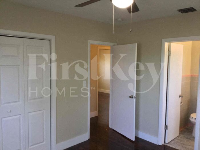 Building Photo - 810 NW 186th Dr
