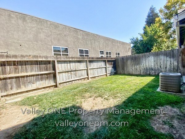 Building Photo - AVAILABLE NOW! Private Ground Floor Townho...