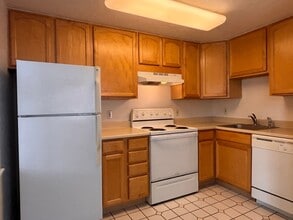 Building Photo - Available June- 1 Bed/1 Bath Lindsley Park Condo