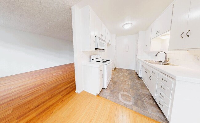 Interior Photo - 7253-57 Variel Ave