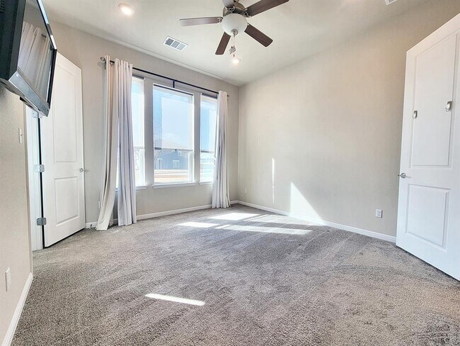 Building Photo - 1015 Vista View Dr