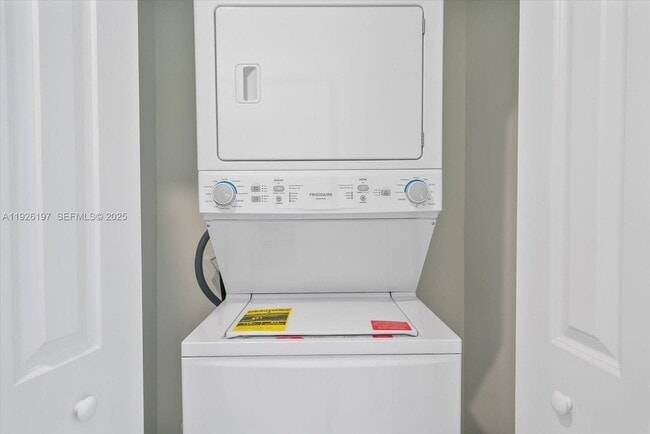 Building Photo - 420 SW 7th Ave