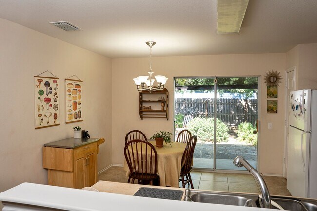 Building Photo - Fully Furnished South Austin Home - Rivers...