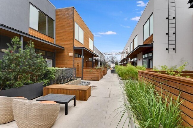 Building Photo - 2002 E 7th St