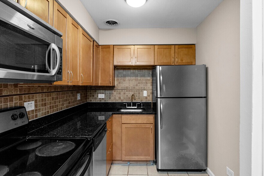 Building Photo - 3825 N Pine Grove Ave