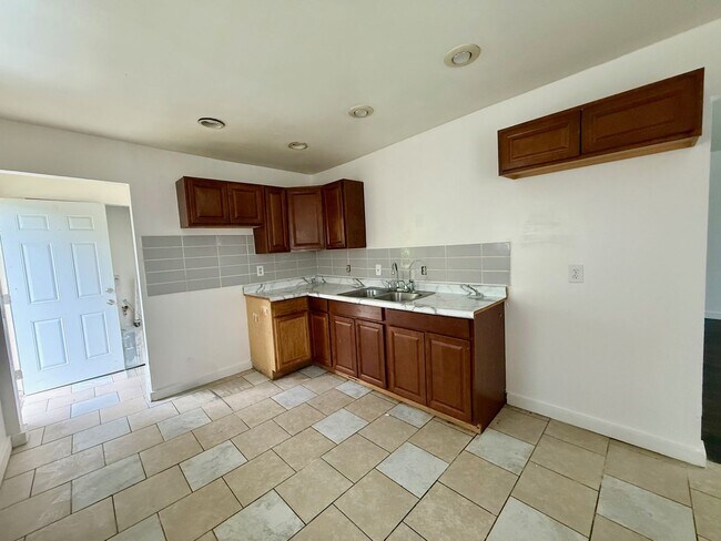Building Photo - Charming 3BR/1.5BA Home with Large Yard & Spacious Eat-In Kitchen