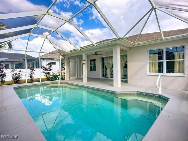 Building Photo - 4930 SW 25th Ct